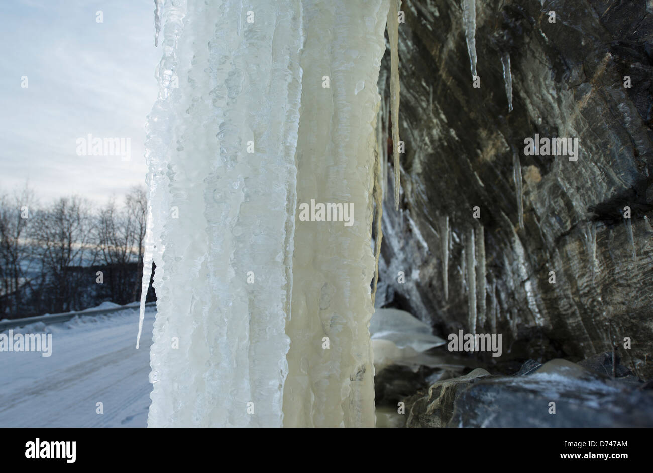 Eiszapfen hängen von den Felsen im schönen Formen Stockfoto