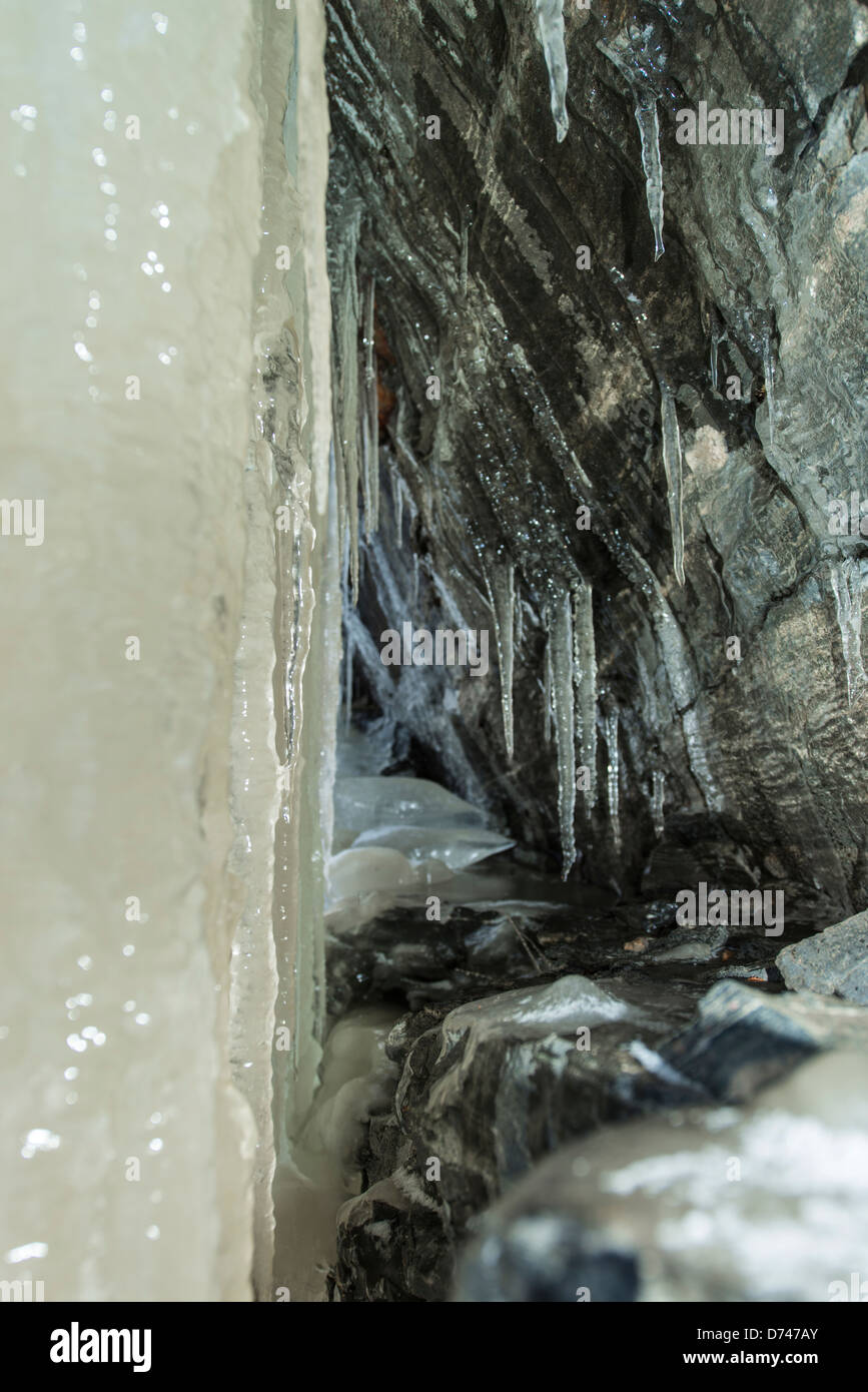 Eiszapfen hängen von den Felsen im schönen Formen Stockfoto