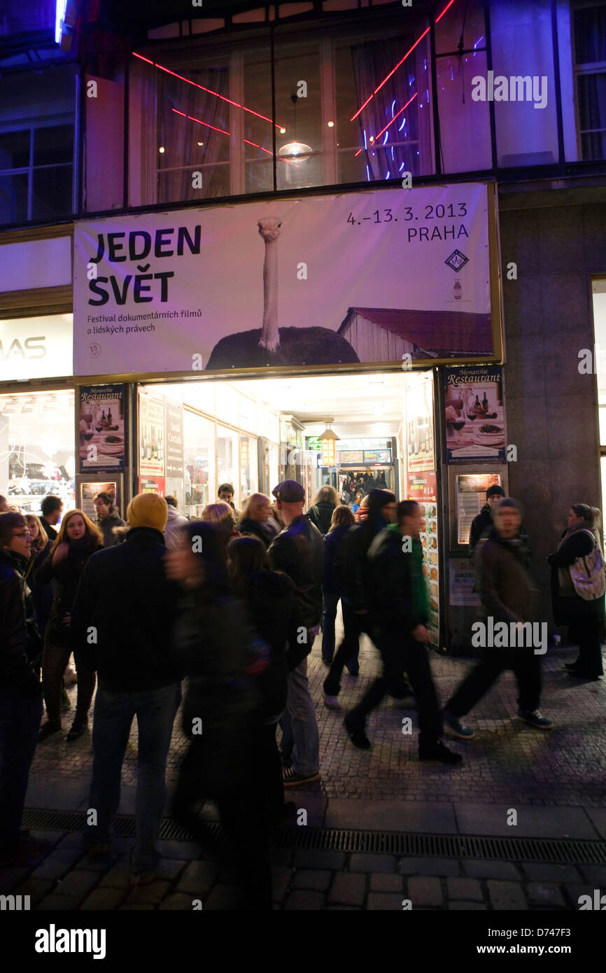 Audiance infront Kino Lucerna in Prag während Human Rights Documentary Film Festival One World in Prag Tschechische Republik (CTK Stockfoto