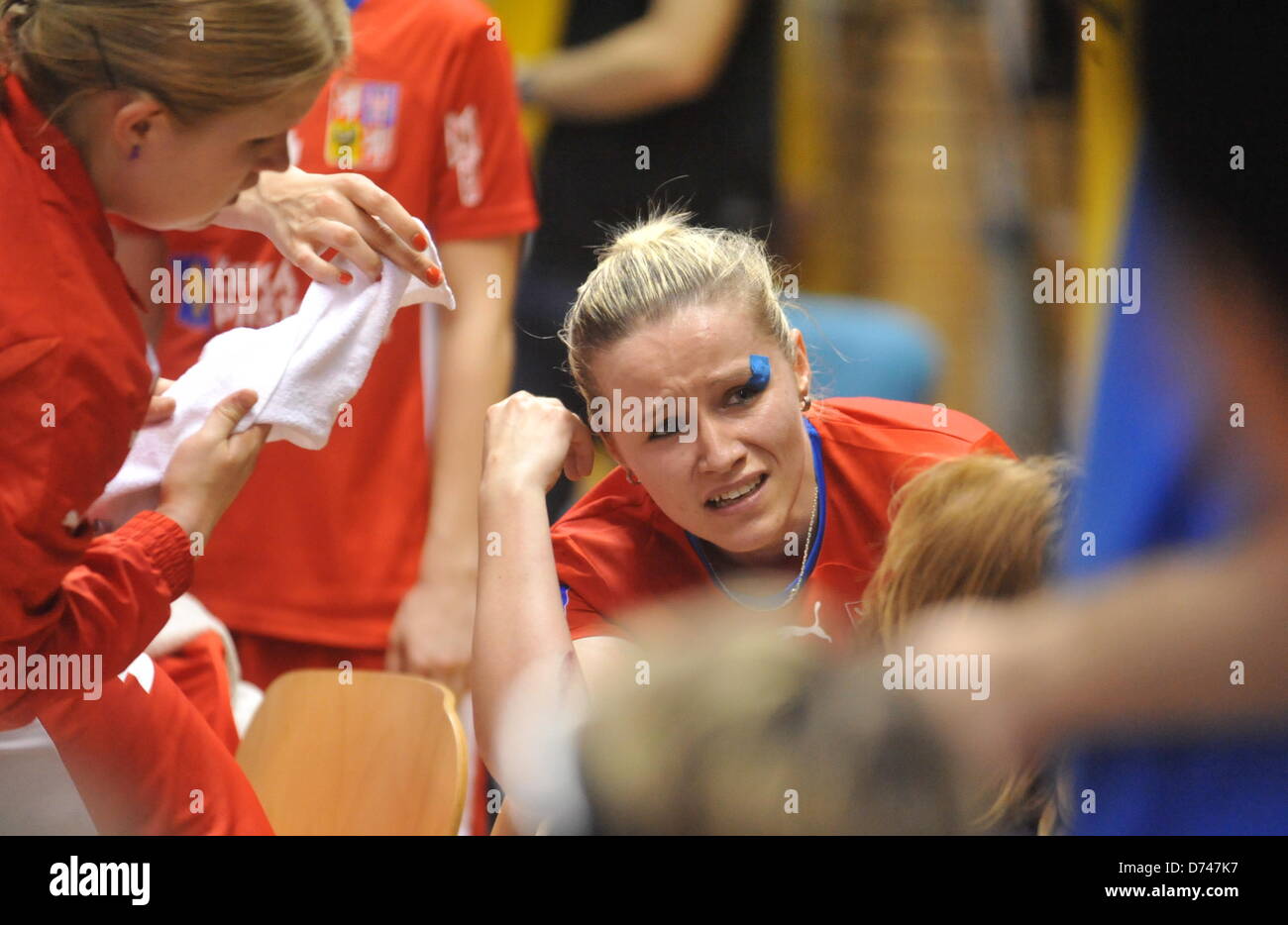 Verletzten Denisa Billa (CZE) während der Frauen Euro Floorball Tour Spiel Tschechische Republik vs. Schweden in Brno, Tschechische Republik am 28. April 2013. (CTK Foto/Igor Zehl) Stockfoto