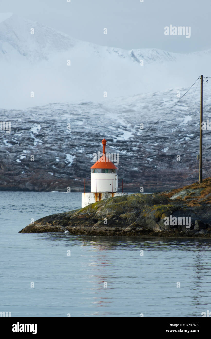 Kleinen Leuchtturm auf den Felsen in einen Einlass in Sommarøy, Norwegen Stockfoto