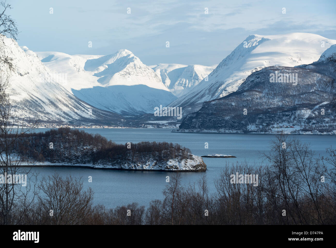 Landstrich laufen in eine Bucht mit schneebedeckten Bergen im Hintergrund Stockfoto