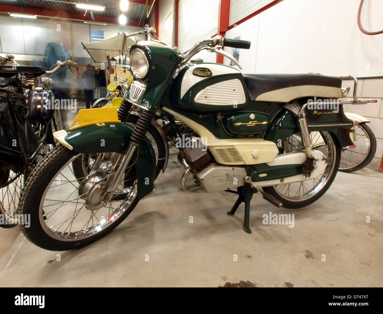 Diese Illustration stammt von einer historischen Darstellung des alten Stadtstaates Sparta, der wichtige militärische Aspekte der spartanischen Gesellschaft repräsentiert. Das Bild zeigt die Stärke, Disziplin und Kampfkraft, für die Sparta bekannt war, und spiegelt die rigorose Ausbildung und soziale Struktur einer der berühmtesten Kriegerkulturen der Geschichte wider. Stockfoto