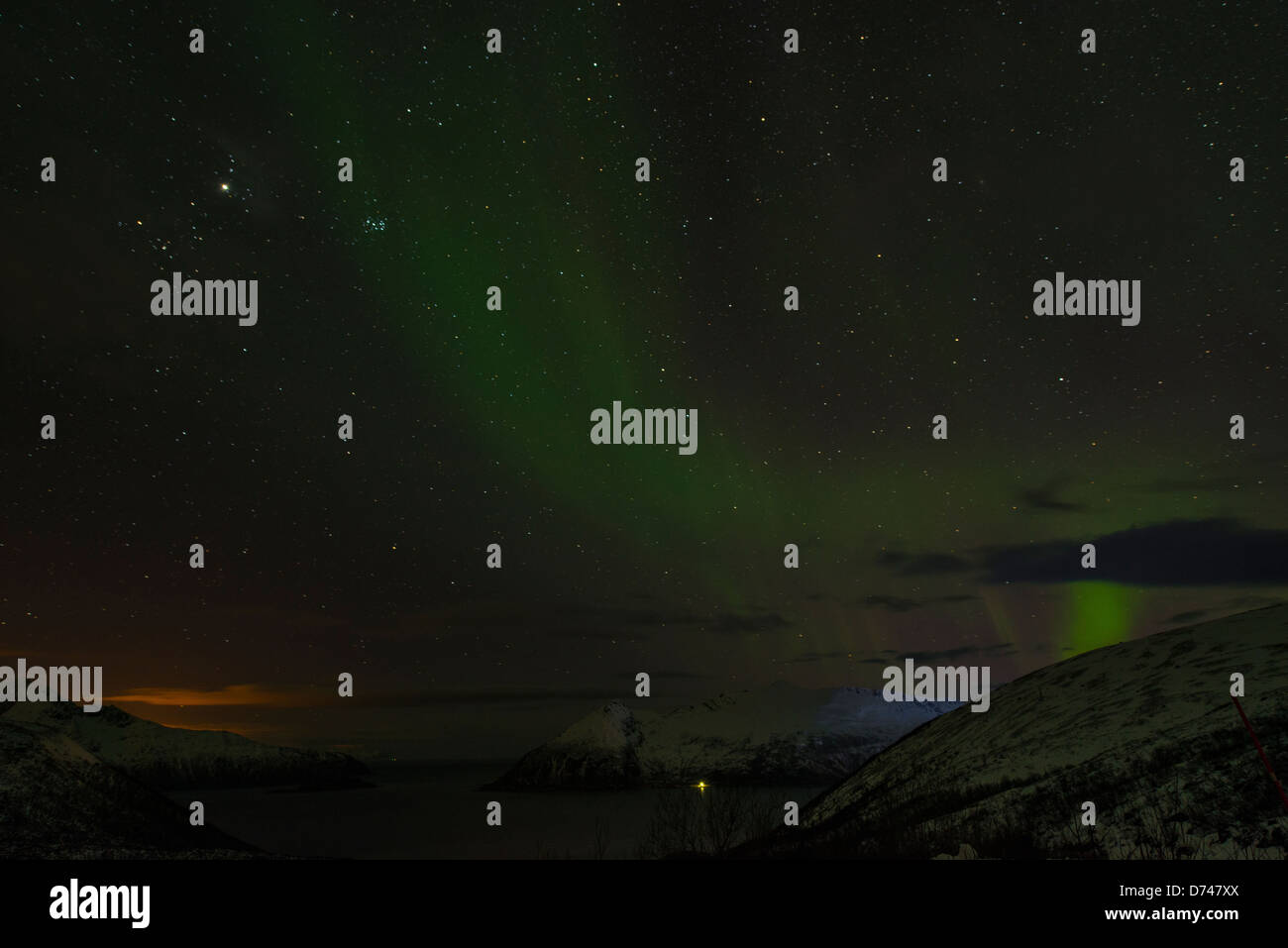 Nordlichter tanzen über die Hügel in Norwegen Stockfoto