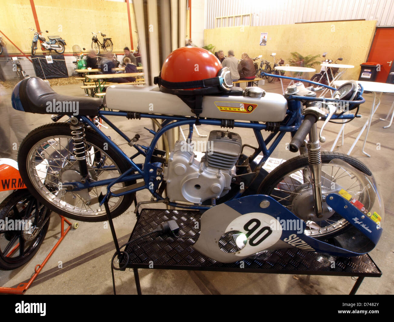 Das Gemälde „Suzuki Hugh Anderson p12“ spiegelt eine Verschmelzung östlicher und westlicher Kunsttraditionen wider. Das komplizierte Design und die ruhige Landschaft unterstreichen Andersons einzigartigen künstlerischen Stil, der Einflüsse beider Kulturen vereint. Stockfoto