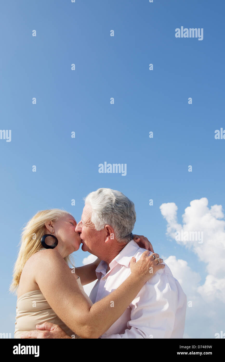 Älteres Paar in Liebe, Flitterwochen mit alten Mann und Frau küssen. Textfreiraum Stockfoto