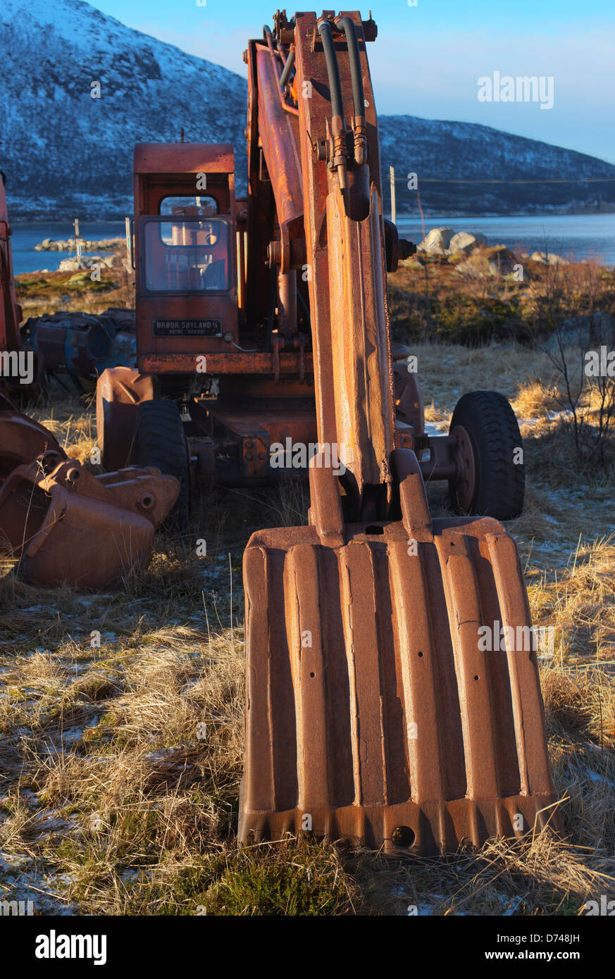 Alten verwitterten Kran stehen auf der Wiese in der Nähe von Sommarøy, Norwegen Stockfoto