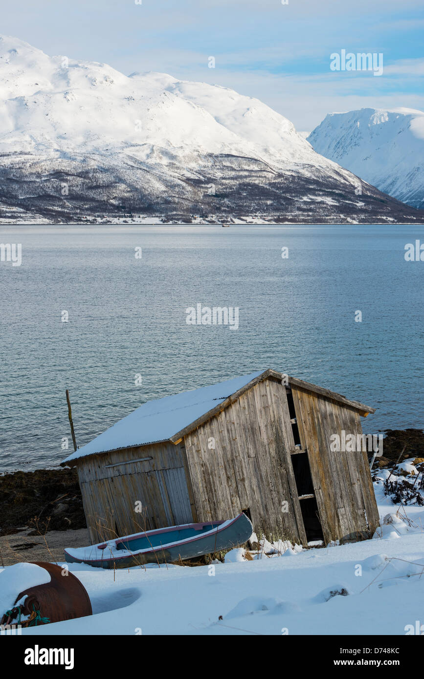 Alte Hütte am Ufer des einen Einlass ins Meer außerhalb Koppangen, Norwegen Stockfoto