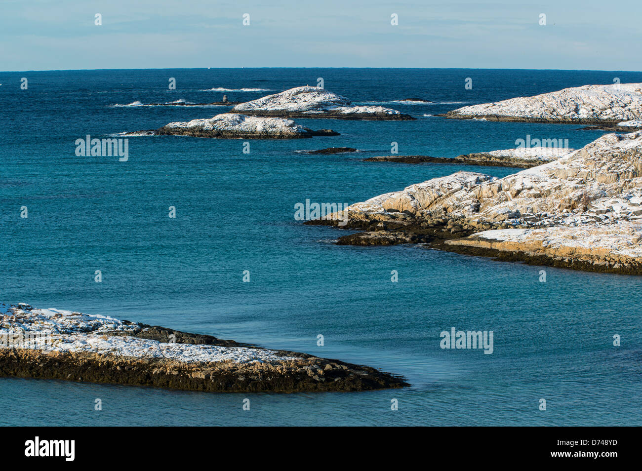 Inseln im Meer um Sommarøy, Norwegen Stockfoto
