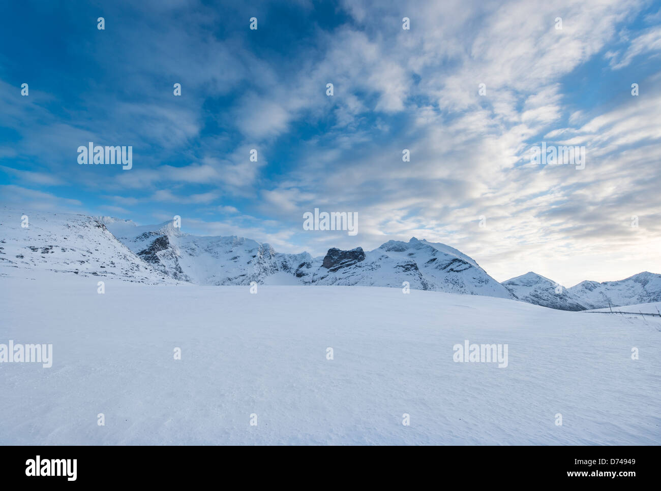 Verschneite Gebirge in Rekvik, Norwegen Stockfoto