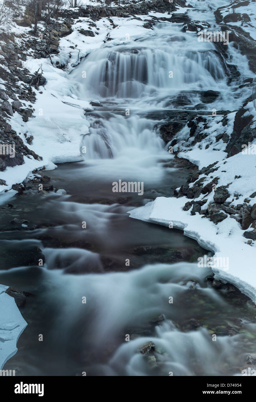 Wasserfall fließen in einen kleinen hinteren Fluss Stockfoto