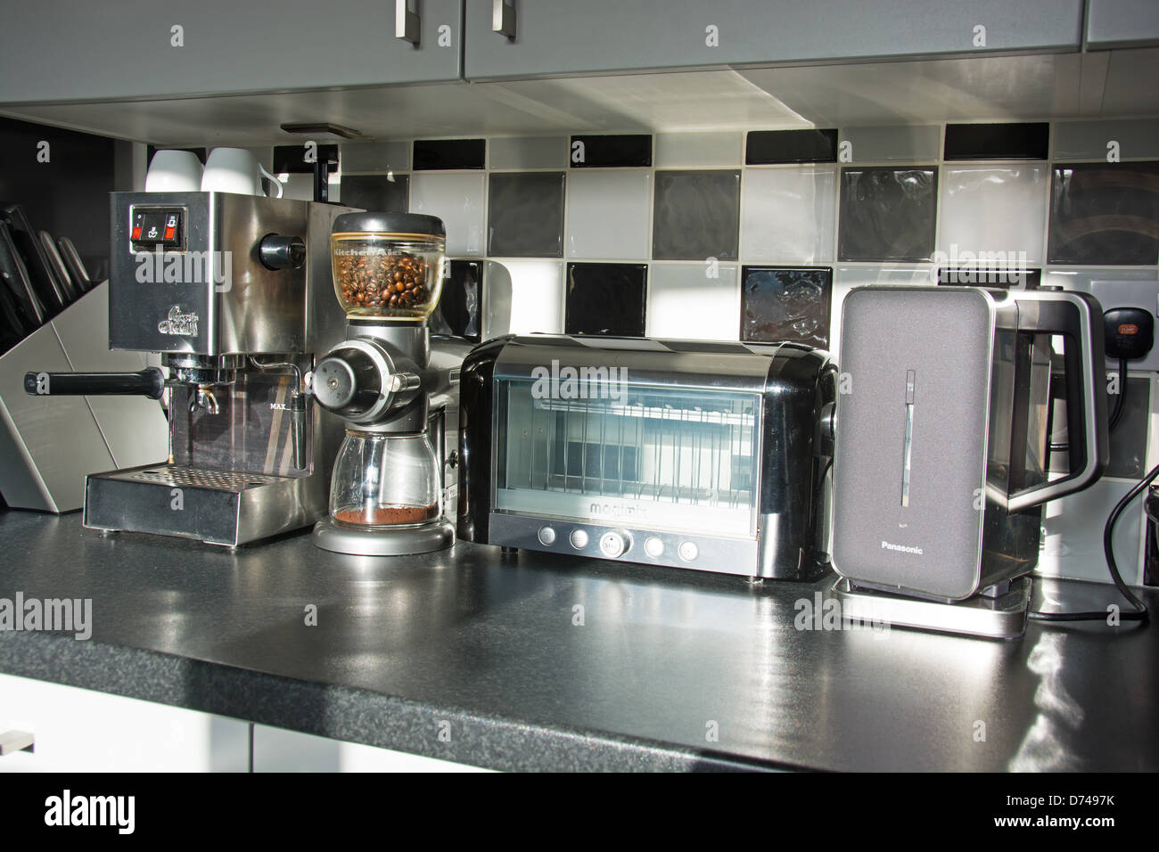 Moderne Küchengeräte (Kaffeemaschine, Mahlwerk, Toaster, Wasserkocher) in eine moderne Küche. UK, 2013. Stockfoto