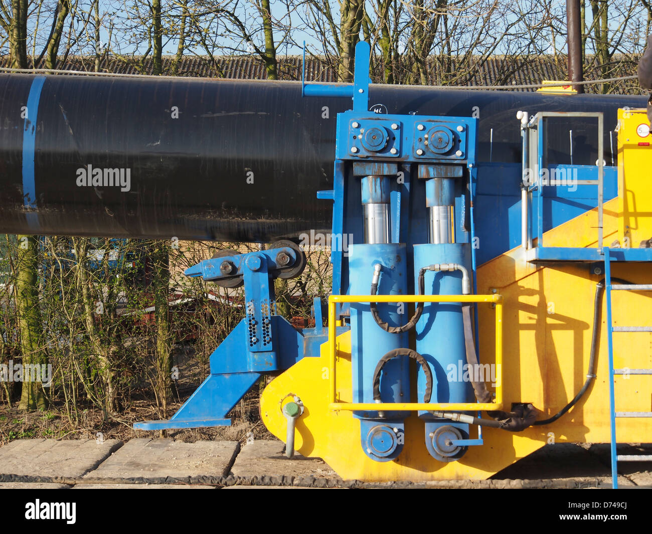 Die Rohrbiegemaschine Vietz EV 42-56 wurde für das Präzisionsbiegen von Rohren entwickelt, die in verschiedenen industriellen Anwendungen eingesetzt werden. Die Effizienz der Maschine bei der Rohrformung gewährleistet eine hochwertige Konstruktion für mechanische Systeme. Stockfoto