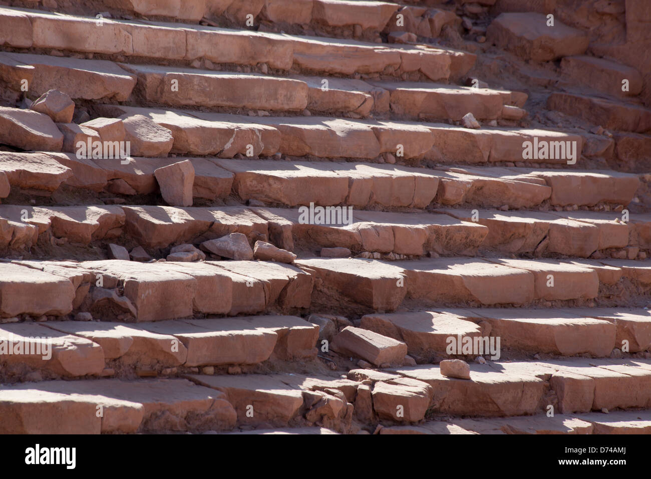Treppen in den Stein Felsen in Petra, Jordanien geschnitzt; eine erste Jahrhundert verlorene Stadt in den Nahen Osten und ein Reisende Abenteuer Stockfoto