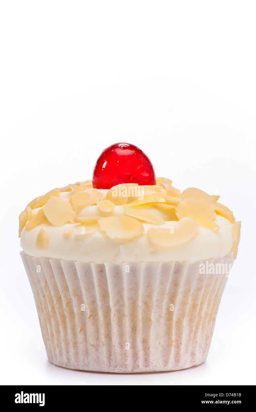 Studio-Aufnahme eines Cupcake mit einer Glacé-Kirsche und gebrannten Mandeln auf weißem Hintergrund Stockfoto
