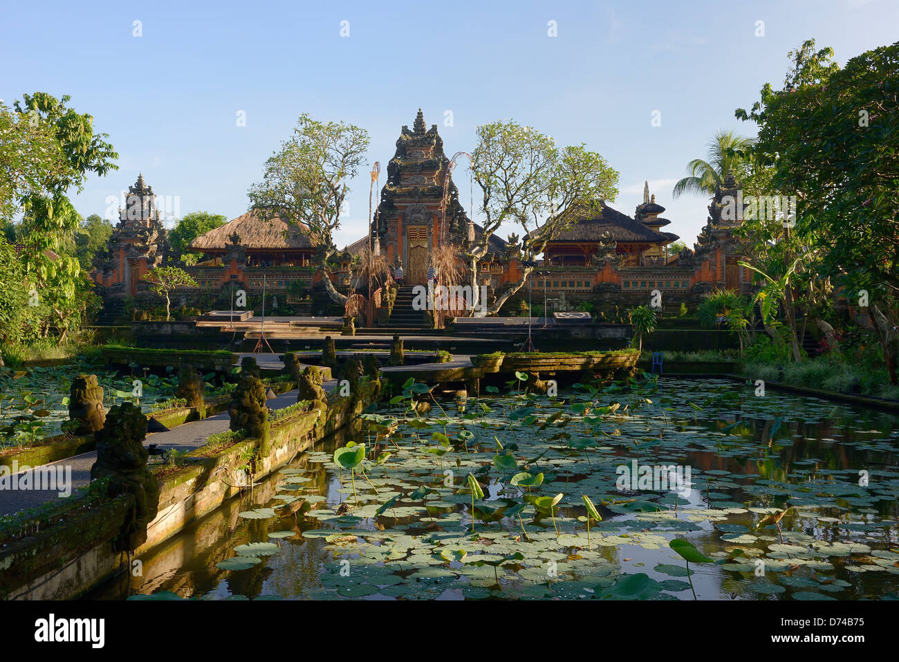 Indonesien, Bali, Ubud, Zierteich des Tempels Pura Taman Saraswati Stockfoto