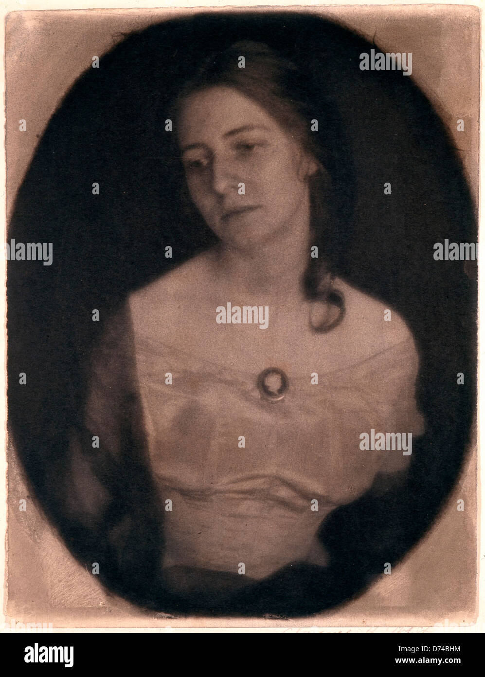 Ein Cameo-Porträt von Julia McCune aus den 1890er Jahren, erhalten im Museum of Photographic Arts. Die ovale Fotografie fängt McCuns jugendliches Aussehen ein und bietet einen Einblick in die Porträts des 19. Jahrhunderts. Stockfoto