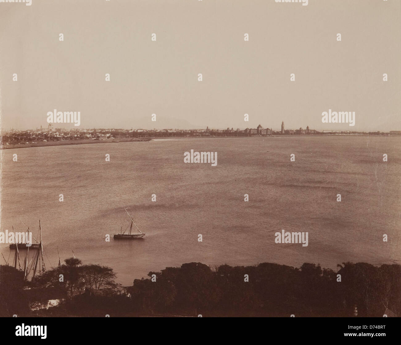 Dieses Panoramafoto fängt das pulsierende Stadtbild von Bombay (jetzt Mumbai) ein und hebt die geschäftige Stadt und ihre historische Architektur hervor. Stockfoto