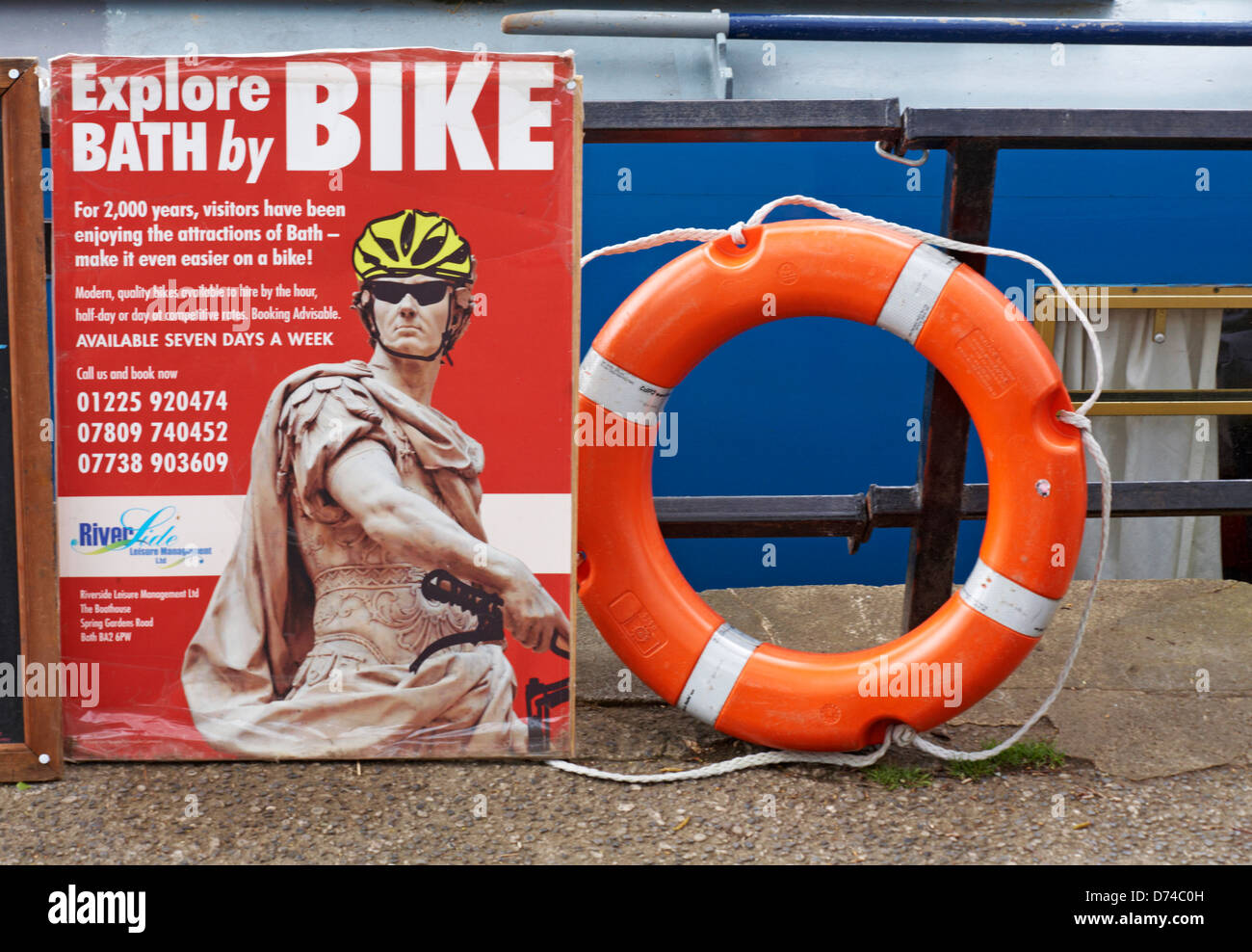 Erkunden Sie Bath im April mit dem Fahrradschild neben dem Rettungsring in Bath, Somerset, Großbritannien Stockfoto