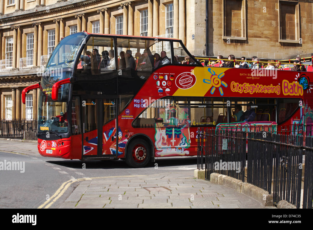 City Sightseeing Bus am Circus in Bath, Somerset UK im April Stockfoto