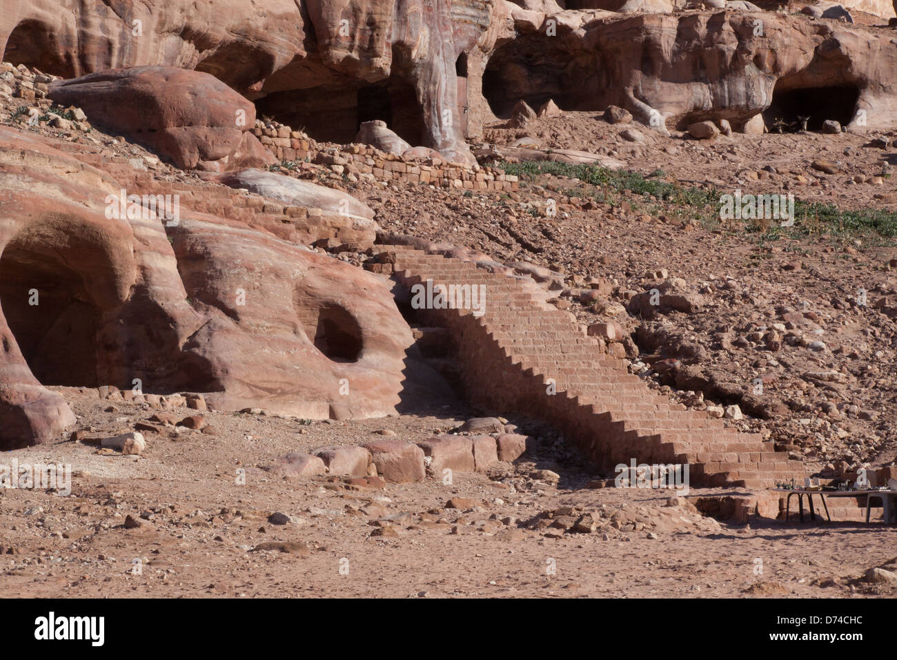 Treppen, geschnitzt aus dem Stein Felsen in Petra, Jordanien; eine erste Jahrhundert verlorene Stadt in den Nahen Osten und ein Reisende Abenteuer Stockfoto