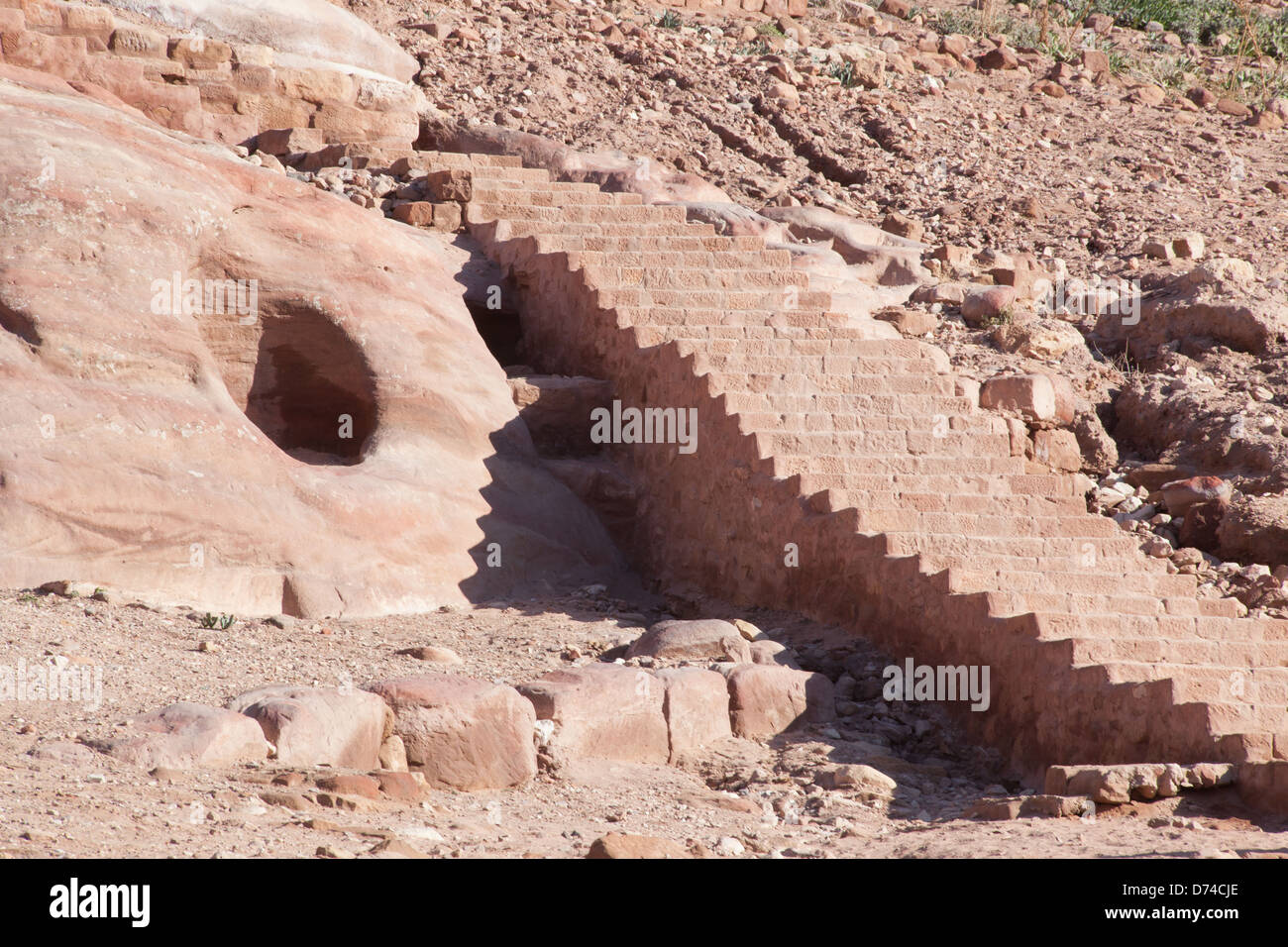 Treppen, geschnitzt aus dem Stein Felsen in Petra, Jordanien; eine erste Jahrhundert verlorene Stadt in den Nahen Osten und ein Reisende Abenteuer Stockfoto