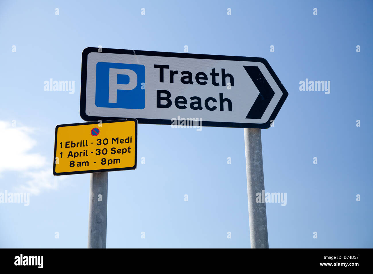 Zweisprachige Welsh / englische Parkplatz / parken Beschilderung an der Promenade in Prestatyn Stockfoto