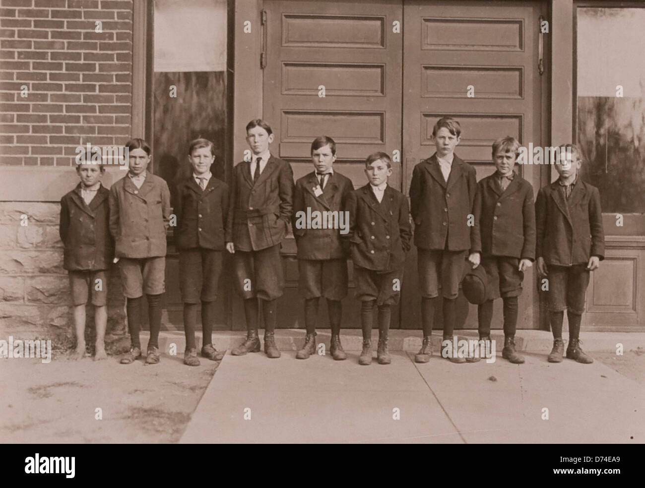 Dieses Foto aus dem Jahr 1908 zeigt neun barfuß-Jungen an der Schule Nr. 9 und 12 in Marion, Indiana. Das Bild fängt einen Moment der Ausbildung des frühen 20. Jahrhunderts ein, der vom Museum of Photographic Arts aufbewahrt wurde. Stockfoto
