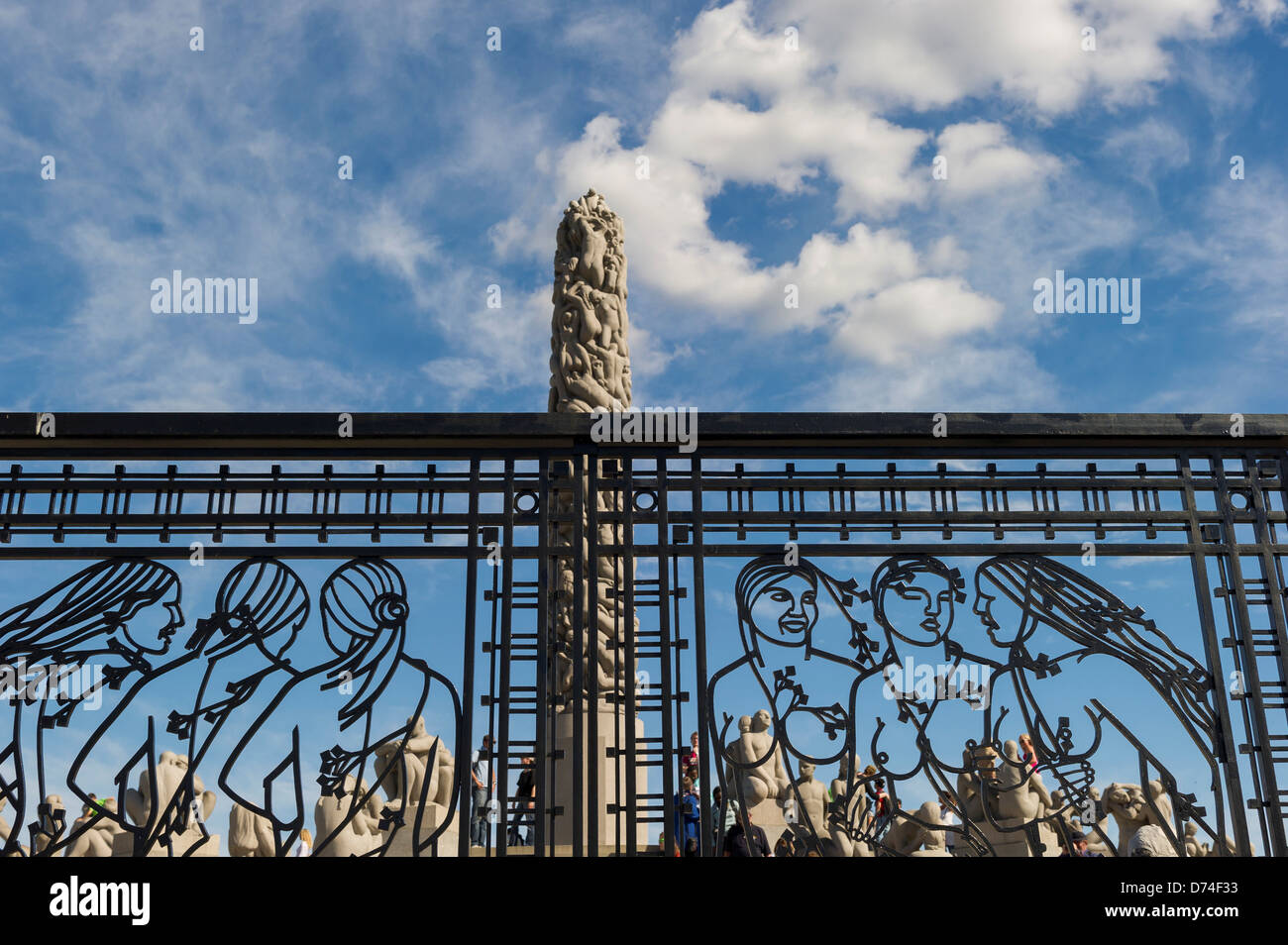 Norwegen, Oslo, Frogner Park, Vigland Skulptur Anordnung, Gates, Parken und Monolith im Hintergrund Stockfoto