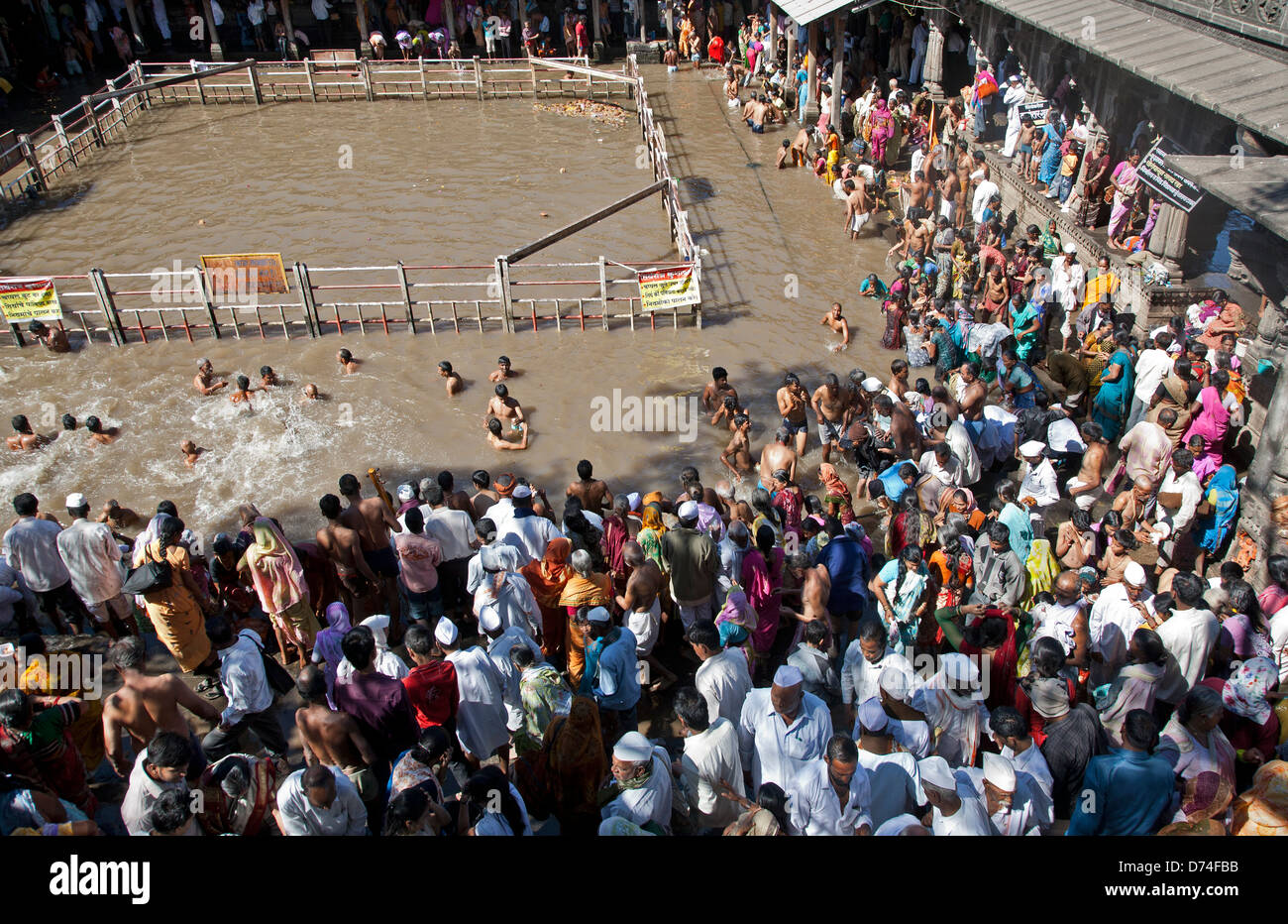 Hindu-Pilger Baden im heiligen Wasser-Reservoir der Kushavarta (die Quelle des Flusses Godavari). Trimbakeshwar. Indien Stockfoto