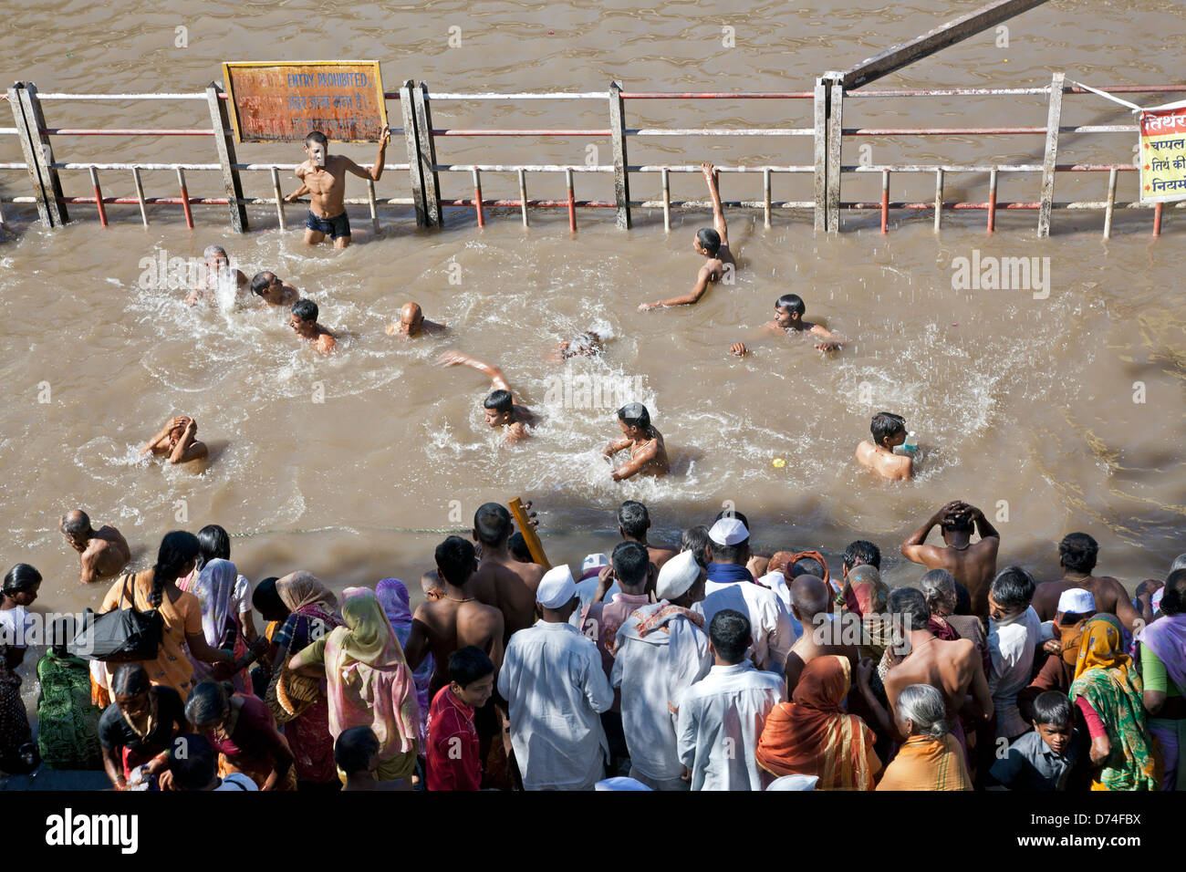 Hindu-Pilger Baden im heiligen Wasser-Reservoir der Kushavarta (die Quelle des Flusses Godavari). Trimbakeshwar. Indien Stockfoto