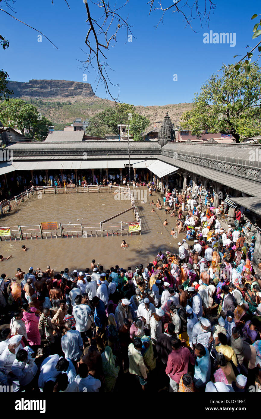 Hindu-Pilger Baden im heiligen Wasser-Reservoir der Kushavarta (die Quelle des Flusses Godavari). Trimbakeshwar. Indien Stockfoto