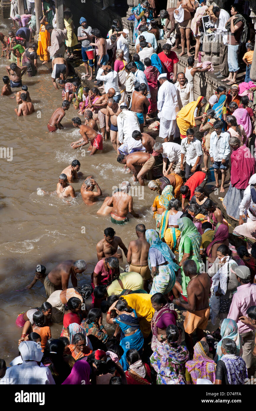 Hindu-Pilger Baden im heiligen Wasser-Reservoir der Kushavarta (die Quelle des Flusses Godavari). Trimbakeshwar. Indien Stockfoto