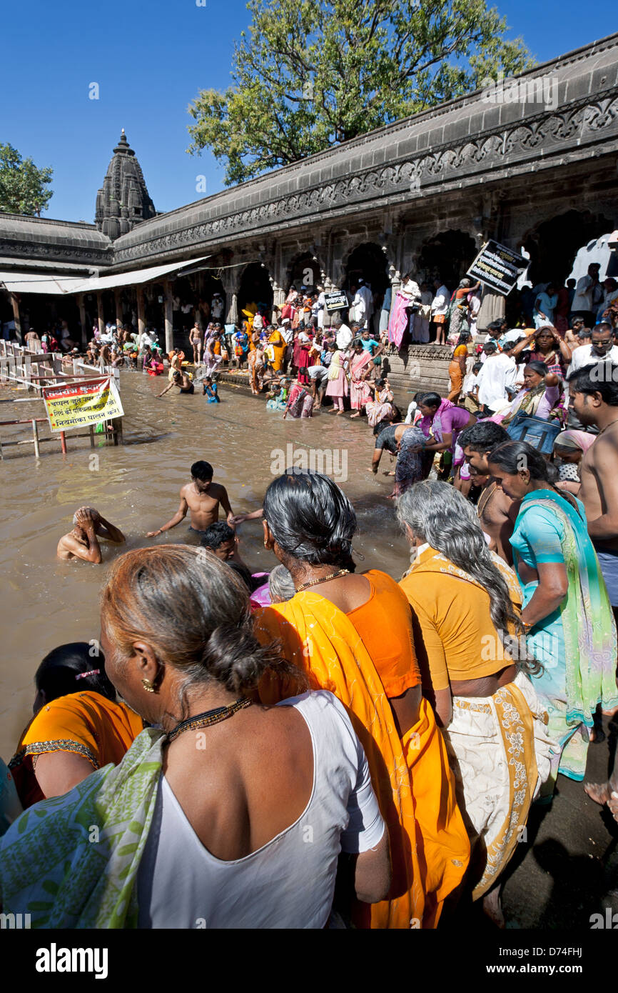 Hindu-Pilger Baden im heiligen Wasser-Reservoir der Kushavarta (die Quelle des Flusses Godavari). Trimbakeshwar. Indien Stockfoto
