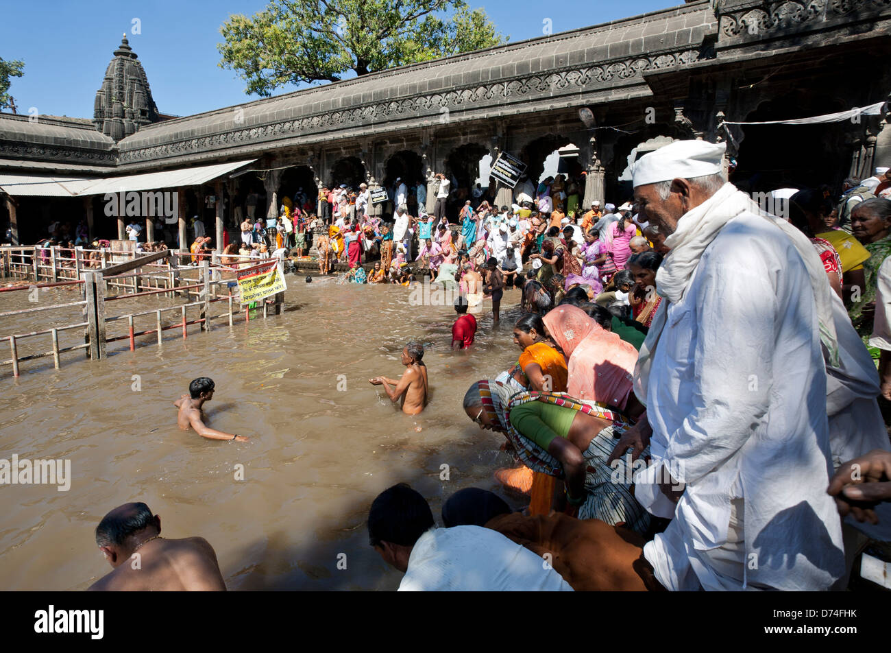 Hindu-Pilger Baden im heiligen Wasser-Reservoir der Kushavarta (die Quelle des Flusses Godavari). Trimbakeshwar. Indien Stockfoto
