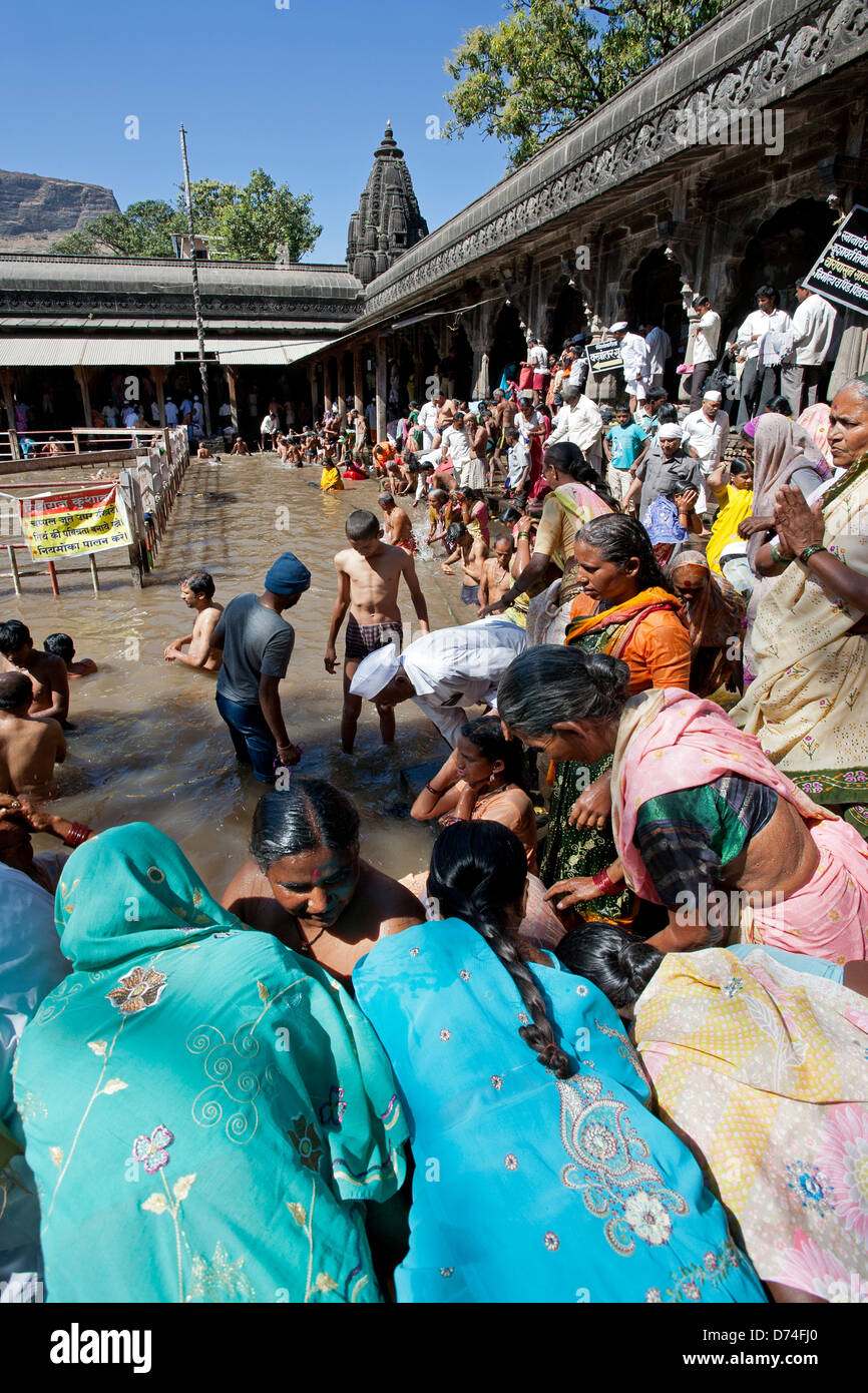 Hindu-Pilger Baden im heiligen Wasser-Reservoir der Kushavarta (die Quelle des Flusses Godavari). Trimbakeshwar. Indien Stockfoto