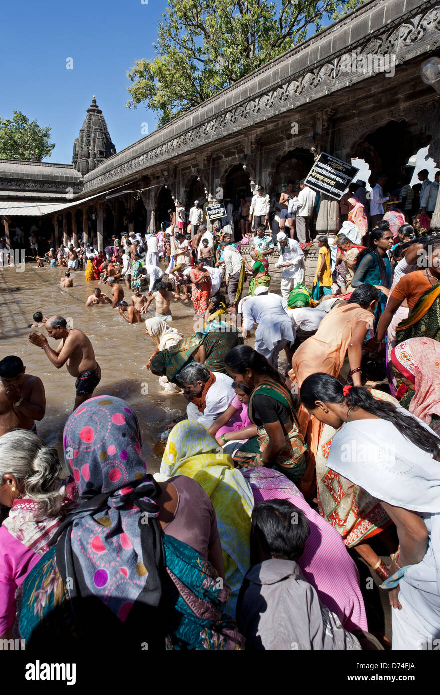 Hindu-Pilger Baden im heiligen Wasser-Reservoir der Kushavarta (die Quelle des Flusses Godavari). Trimbakeshwar. Indien Stockfoto