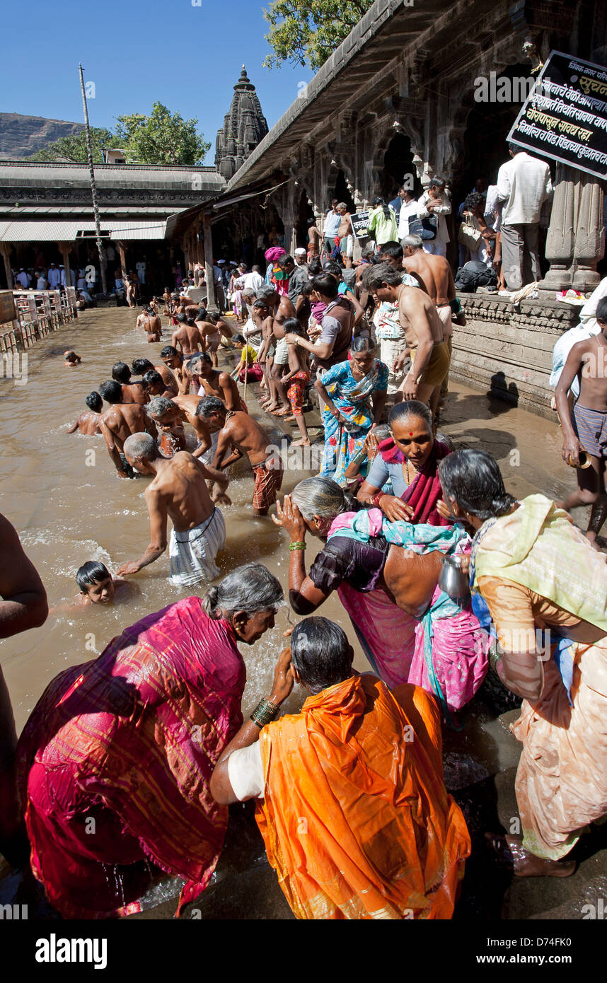 Hindu-Pilger Baden im heiligen Wasser-Reservoir der Kushavarta (die Quelle des Flusses Godavari). Trimbakeshwar. Indien Stockfoto