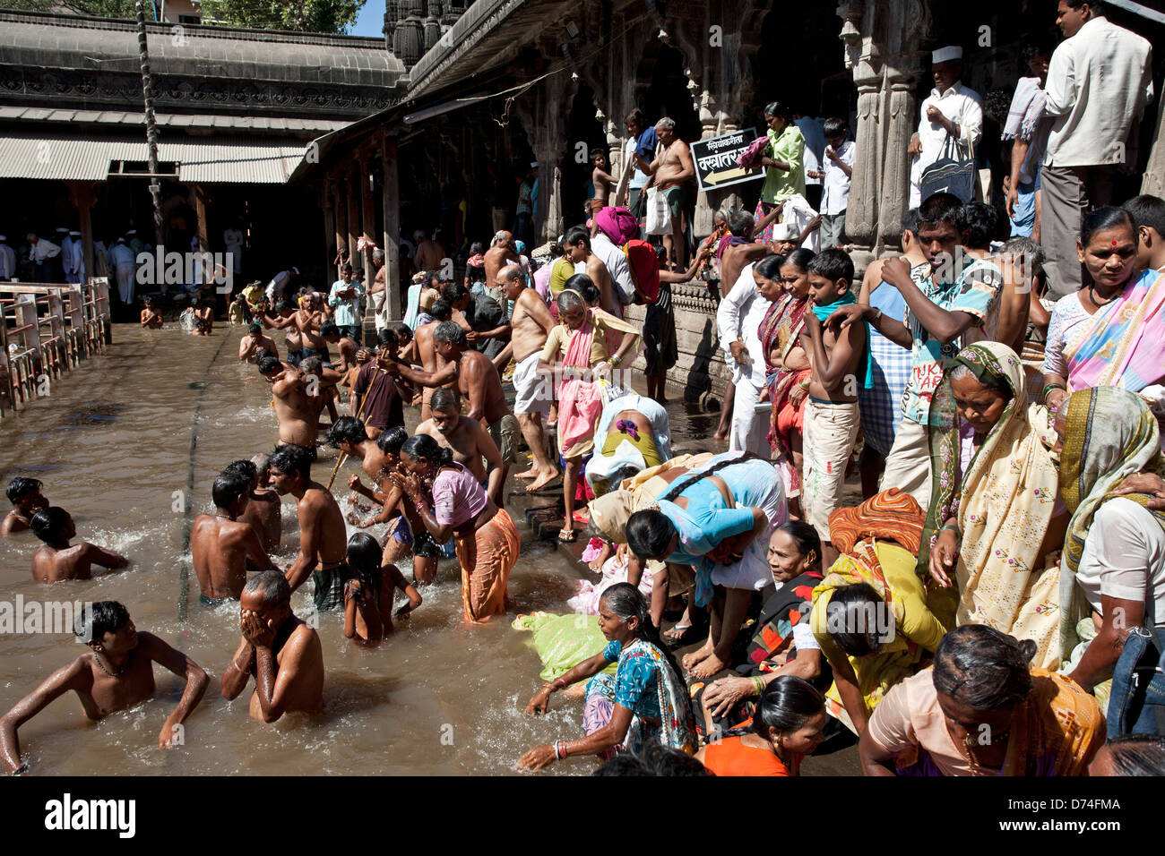 Hindu-Pilger Baden im heiligen Wasser-Reservoir der Kushavarta (die Quelle des Flusses Godavari). Trimbakeshwar. Indien Stockfoto