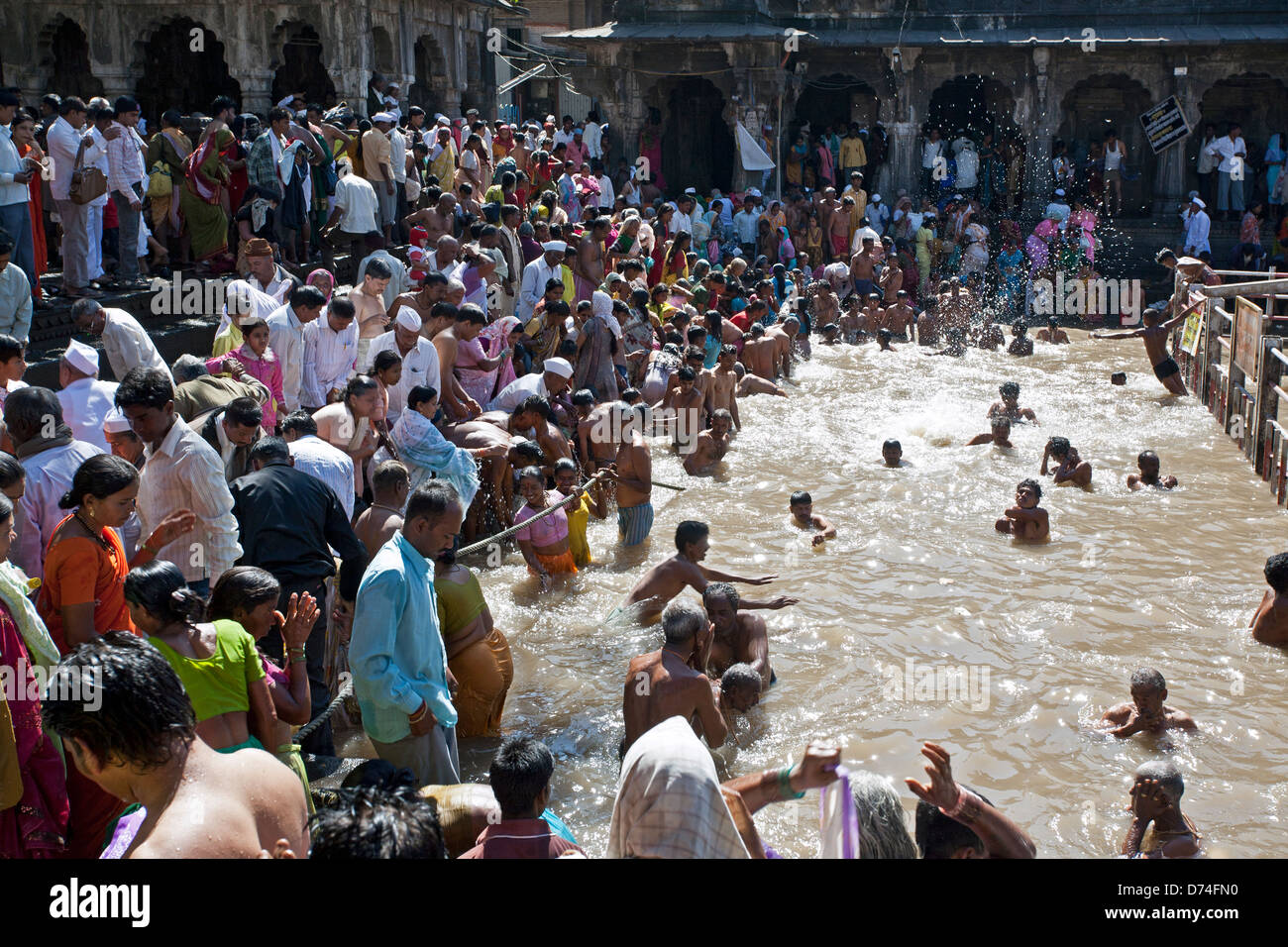 Hindu-Pilger Baden im heiligen Wasser-Reservoir der Kushavarta (die Quelle des Flusses Godavari). Trimbakeshwar. Indien Stockfoto