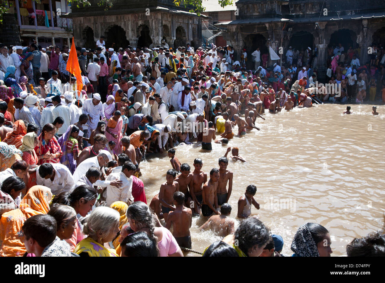 Hindu-Pilger Baden im heiligen Wasser-Reservoir der Kushavarta (die Quelle des Flusses Godavari). Trimbakeshwar. Indien Stockfoto