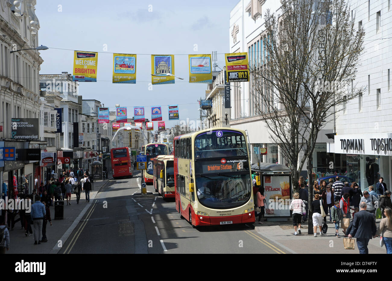 Brighton und Hove Bus Firma Busse Reisen entlang der westlichen Straße Brighton UK Stockfoto