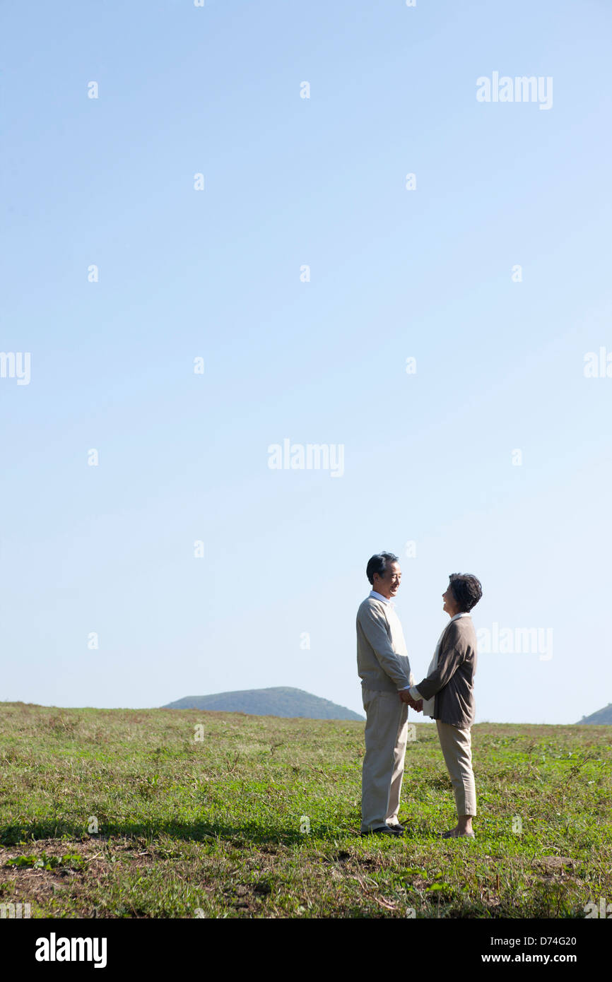 Richtungskontrolle der mittleren gealterten paar in der Natur Stockfoto
