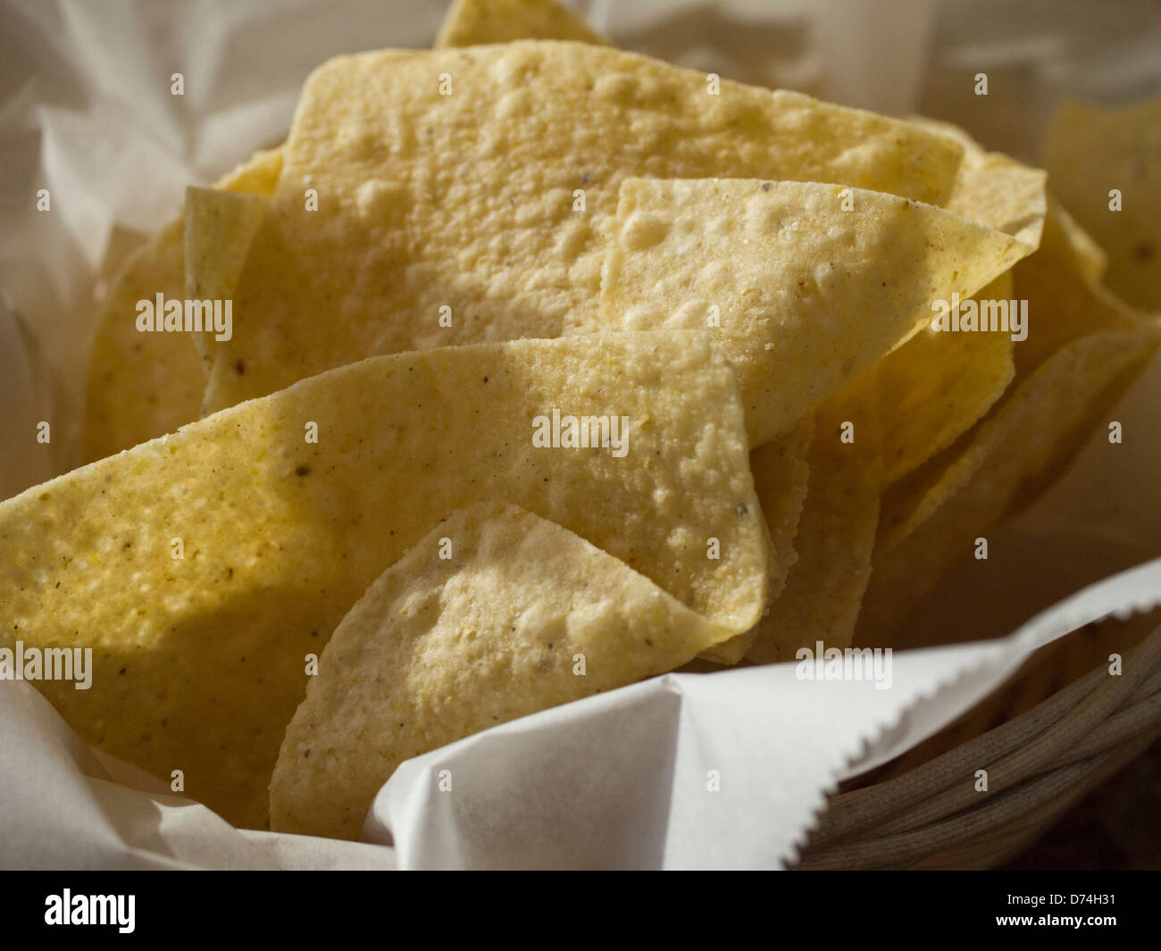 Korb mit Tortilla-chips in einem mexikanischen Restaurant, Maryland, USA Stockfoto