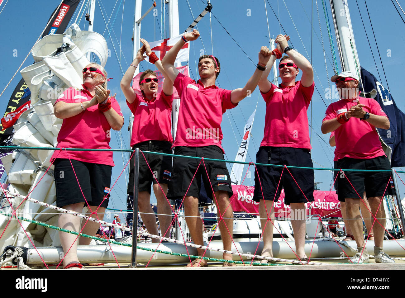 Crew von "Welcome to Yorkshire" Clipper Round The World verlassen Southampton in Hampshire Hampshire, England - 31.07.11 Stockfoto