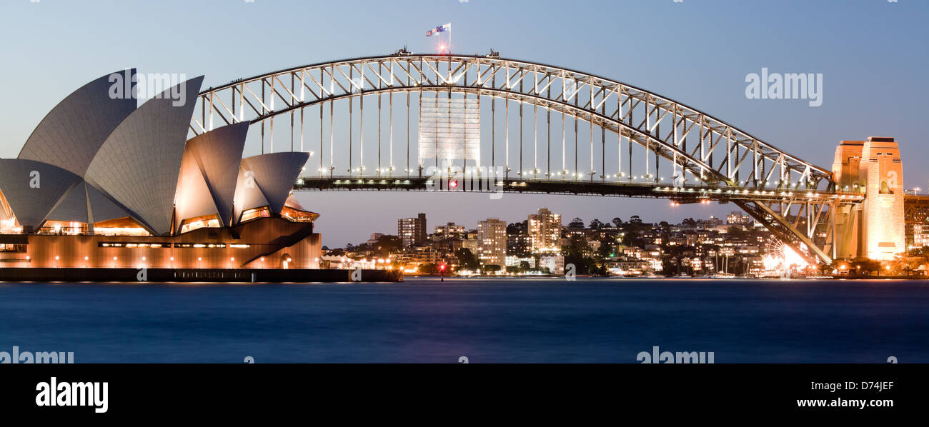 SYDNEY - Februar 6: The Sydney Opera House mit harbour Bridge in Sydney, Australien am 6. Februar 2013. Stockfoto