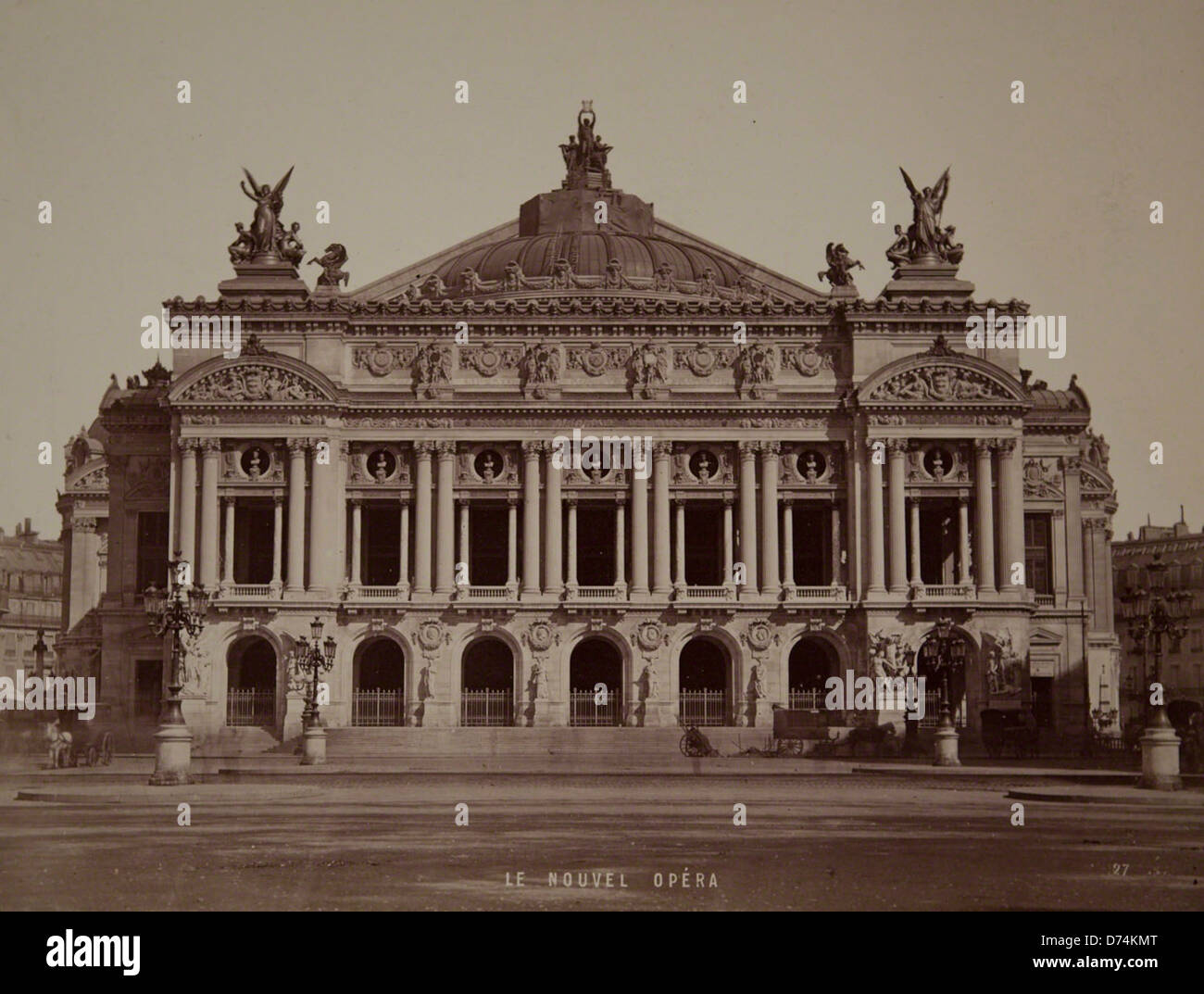 Dieses Foto zeigt *Le Nouvel Opera*, ausgestellt im Museum of Photographic Arts. Das Bild fängt die architektonische Schönheit des Opernhauses ein und spiegelt sein modernes Design und seine kulturelle Bedeutung wider. Stockfoto