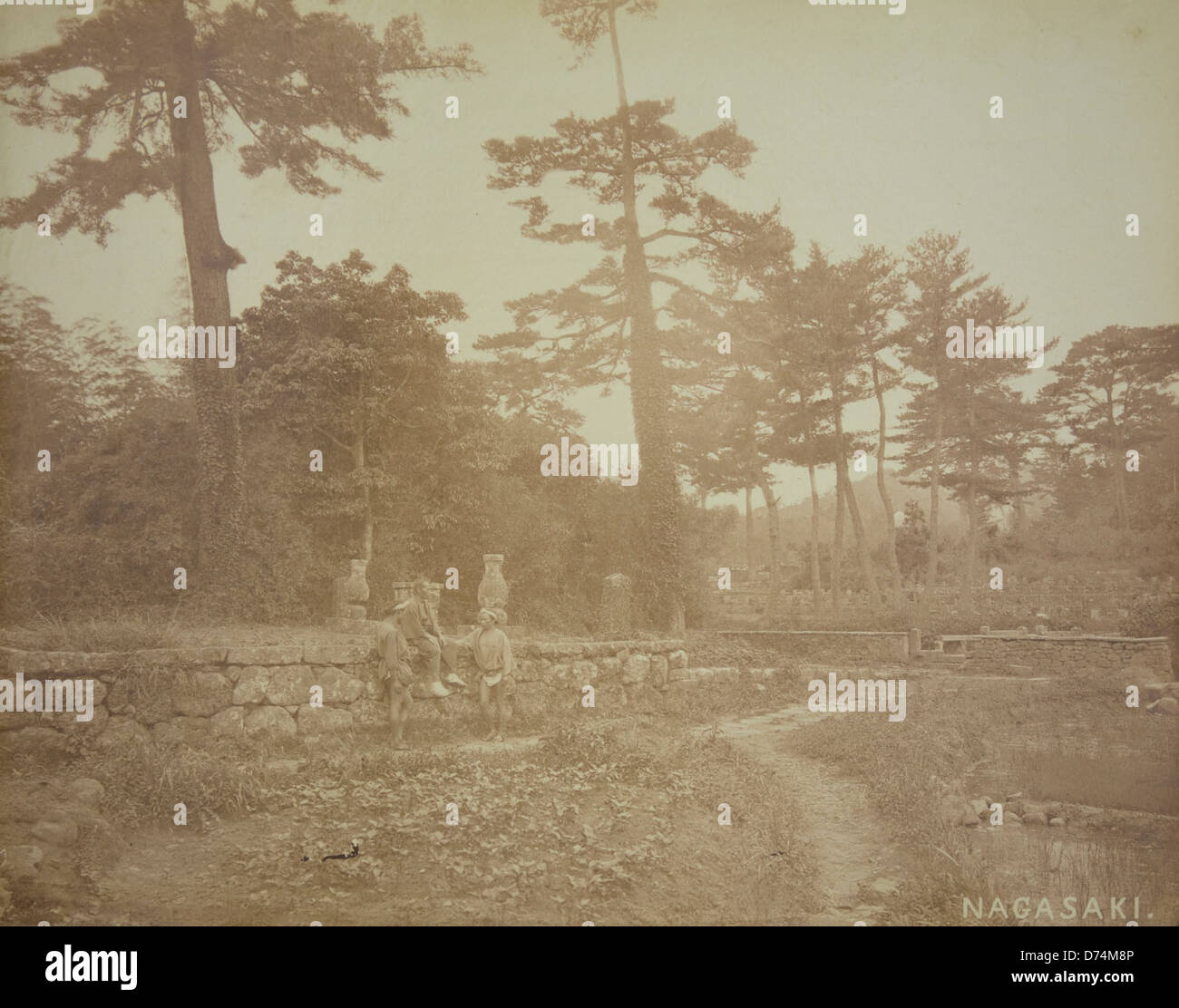 Dieses Foto aus dem Museum of Photographic Arts fängt einen bedeutenden Moment in der Nähe von Nagasaki, Japan, ein. Das Bild erinnert an eine Zeit von tiefgreifender historischer Bedeutung, die mit den Erfahrungen der Stadt während und nach dem Zweiten Weltkrieg zusammenhängt Stockfoto