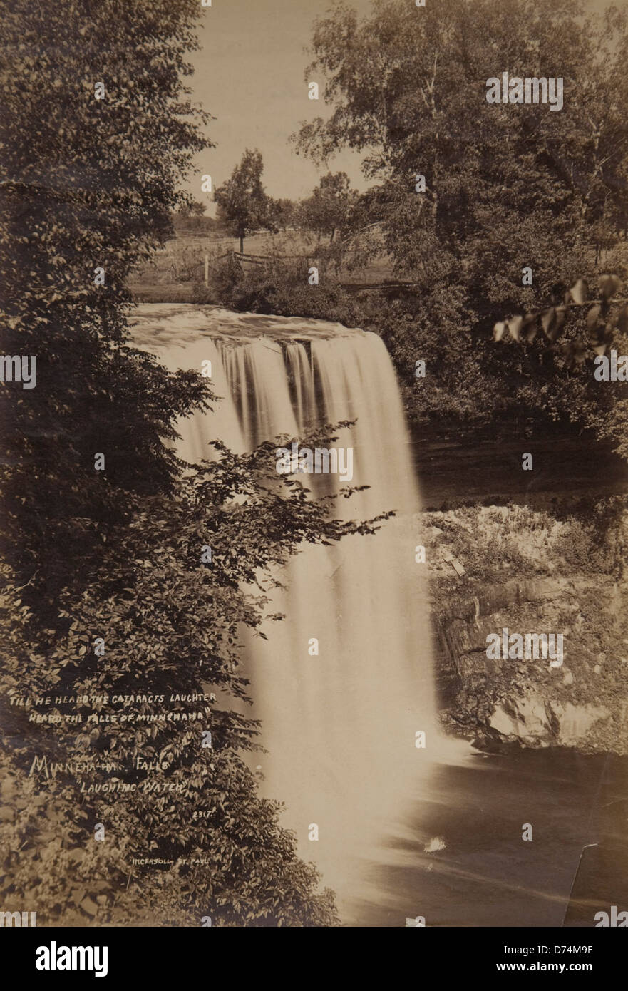Ein klassisches Foto von Minnehaha Falls in Minneapolis, Minnesota. Dieser berühmte Wasserfall ist aufgrund seiner landschaftlichen Schönheit und kulturellen Bedeutung in der Region ein beliebtes Motiv in der Fotografie. Stockfoto