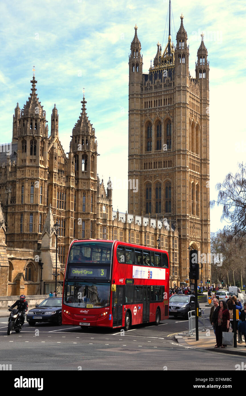 Ein London-Bus vor Victoria Tower, Palace of Westminster, London, UK Stockfoto